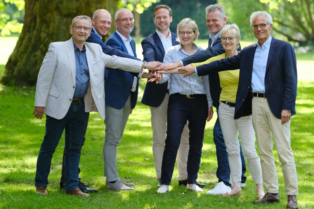 Das Foto zeigt die Vorstandsmitglieder des Fördervereins PRO e.V. und des Präventionsrates Oldenburg. Die Personen stehen im Halbkreis und reichen sich mittig die Hand.